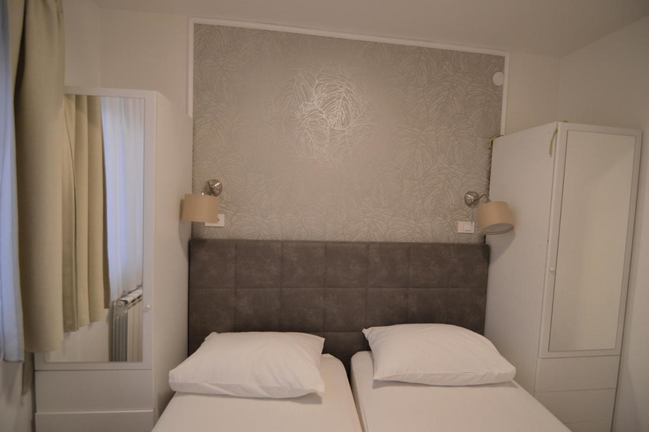 Apartments By The Sea Starigrad, Paklenica - 16421 Buitenkant foto