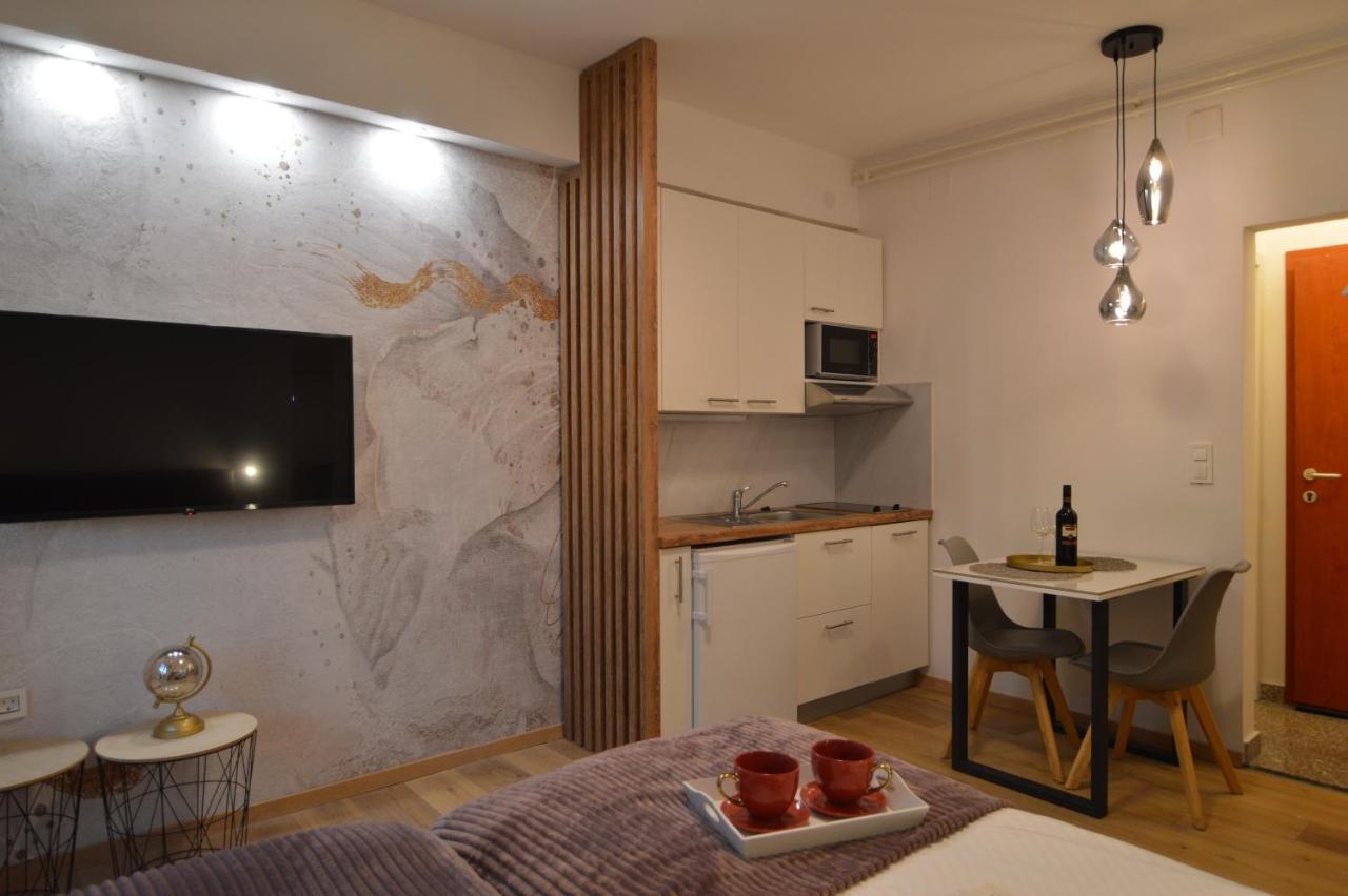 Apartments By The Sea Starigrad, Paklenica - 16421 Buitenkant foto