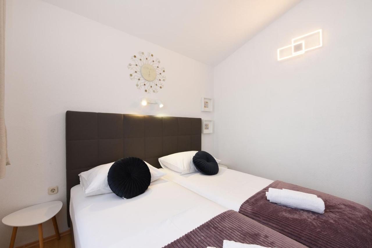 Apartments By The Sea Starigrad, Paklenica - 16421 Buitenkant foto