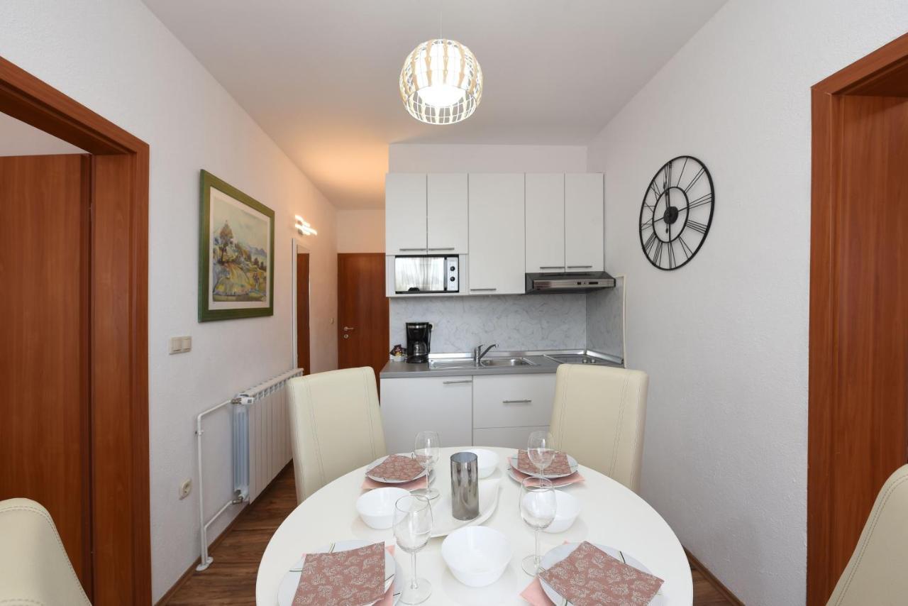 Apartments By The Sea Starigrad, Paklenica - 16421 Buitenkant foto