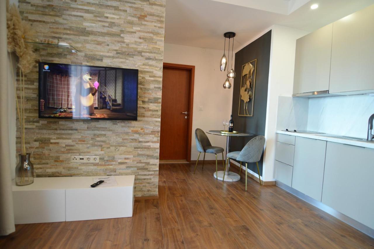 Apartments By The Sea Starigrad, Paklenica - 16421 Buitenkant foto