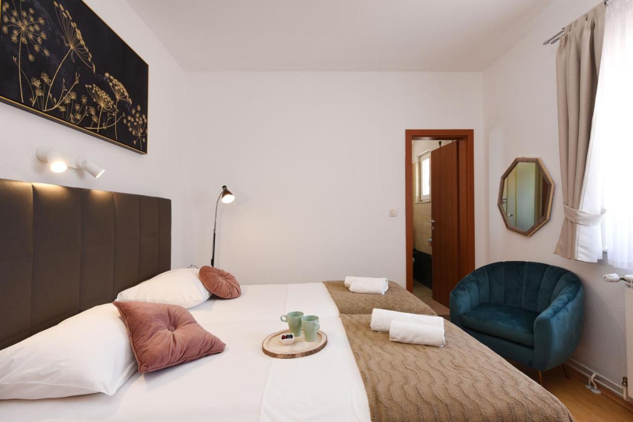Apartments By The Sea Starigrad, Paklenica - 16421 Buitenkant foto