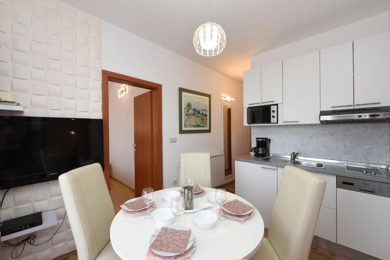 Apartments By The Sea Starigrad, Paklenica - 16421 Buitenkant foto