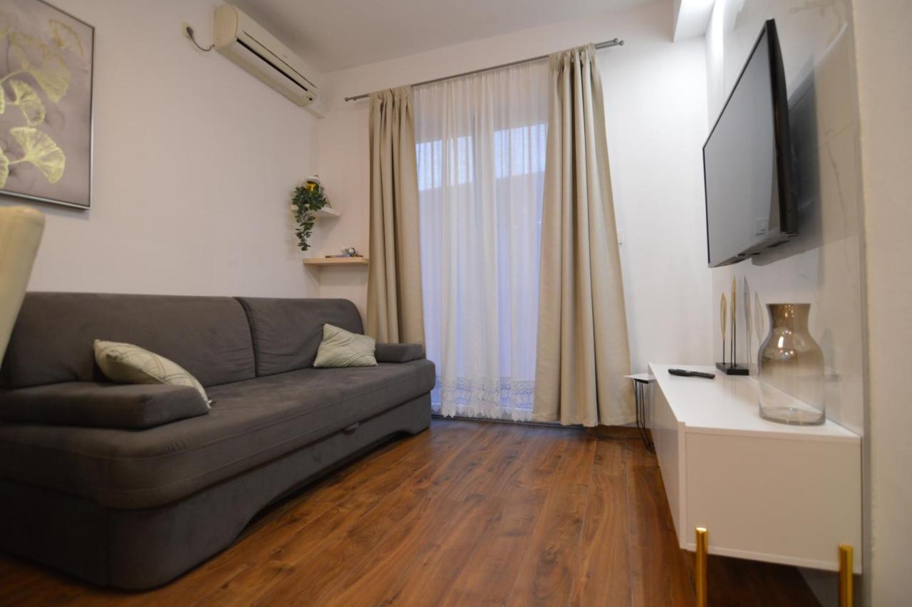 Apartments By The Sea Starigrad, Paklenica - 16421 Buitenkant foto